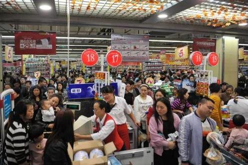 宝鸡头条超市出口排队,购物高峰期人潮涌动