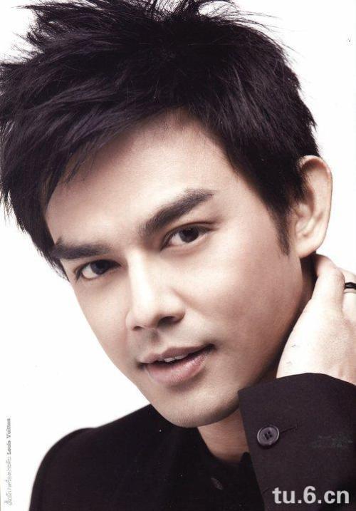 泰国帅气男明星照片,一见倾心，颜值爆表！